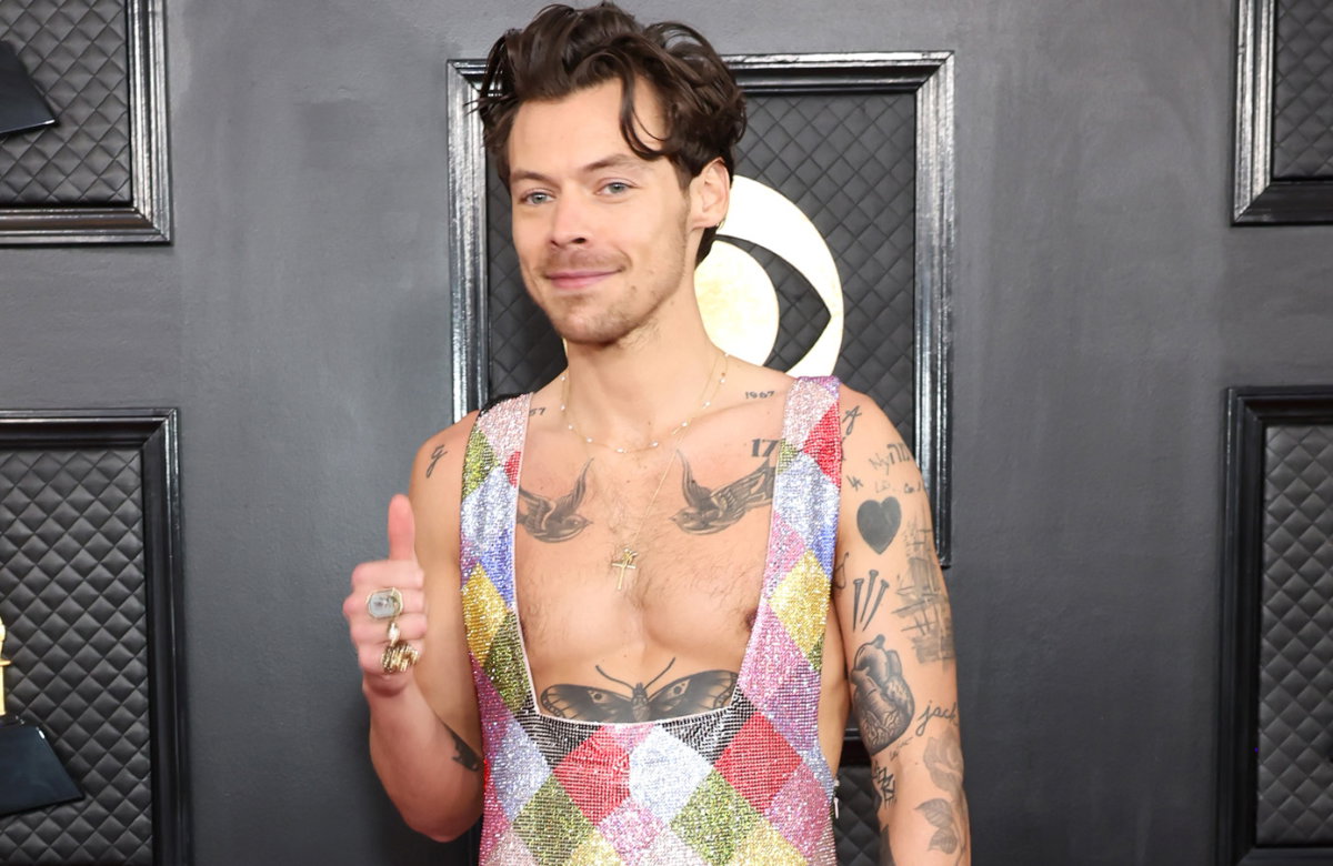 Harry Styles hält Daumen hoch