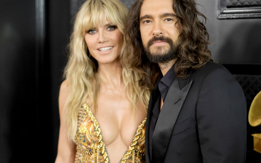 Heidi Klum und Tom Kaulitz stehen nebeneinander bei den Grammys und lächeln in die Kamera.