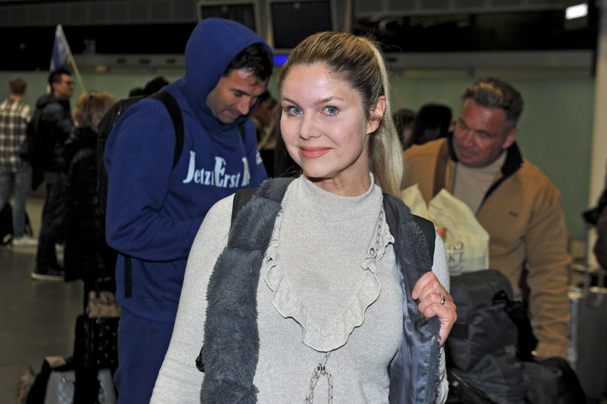 Yvoenne Woelke am Flughafen, im Hintergrund Lucas Cordalis und Peter Klein