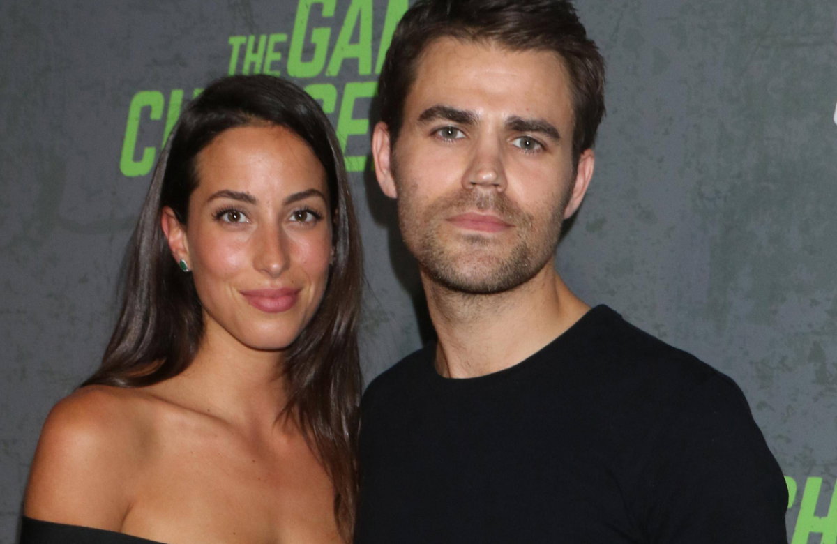 Ines de Ramon und Paul Wesley lächeln