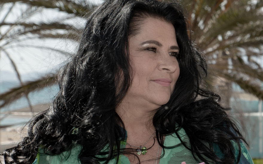 Iris Klein guckt traurig zur Seite
