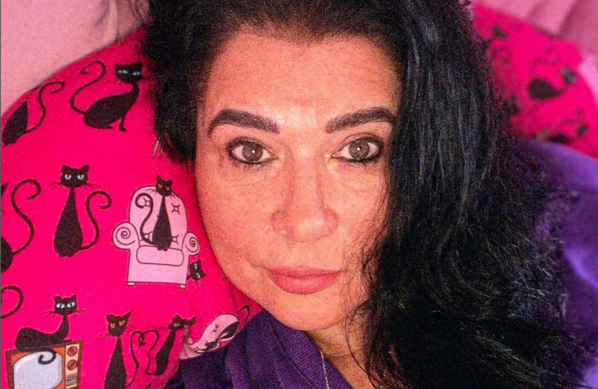 Iris Klein traurig im Bett.