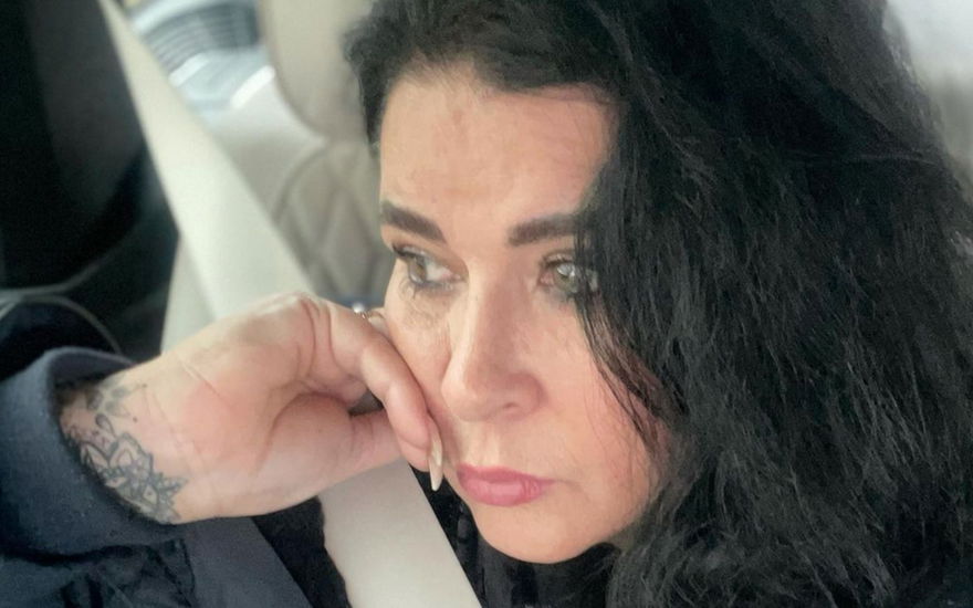 Iris Klein weint im Auto.