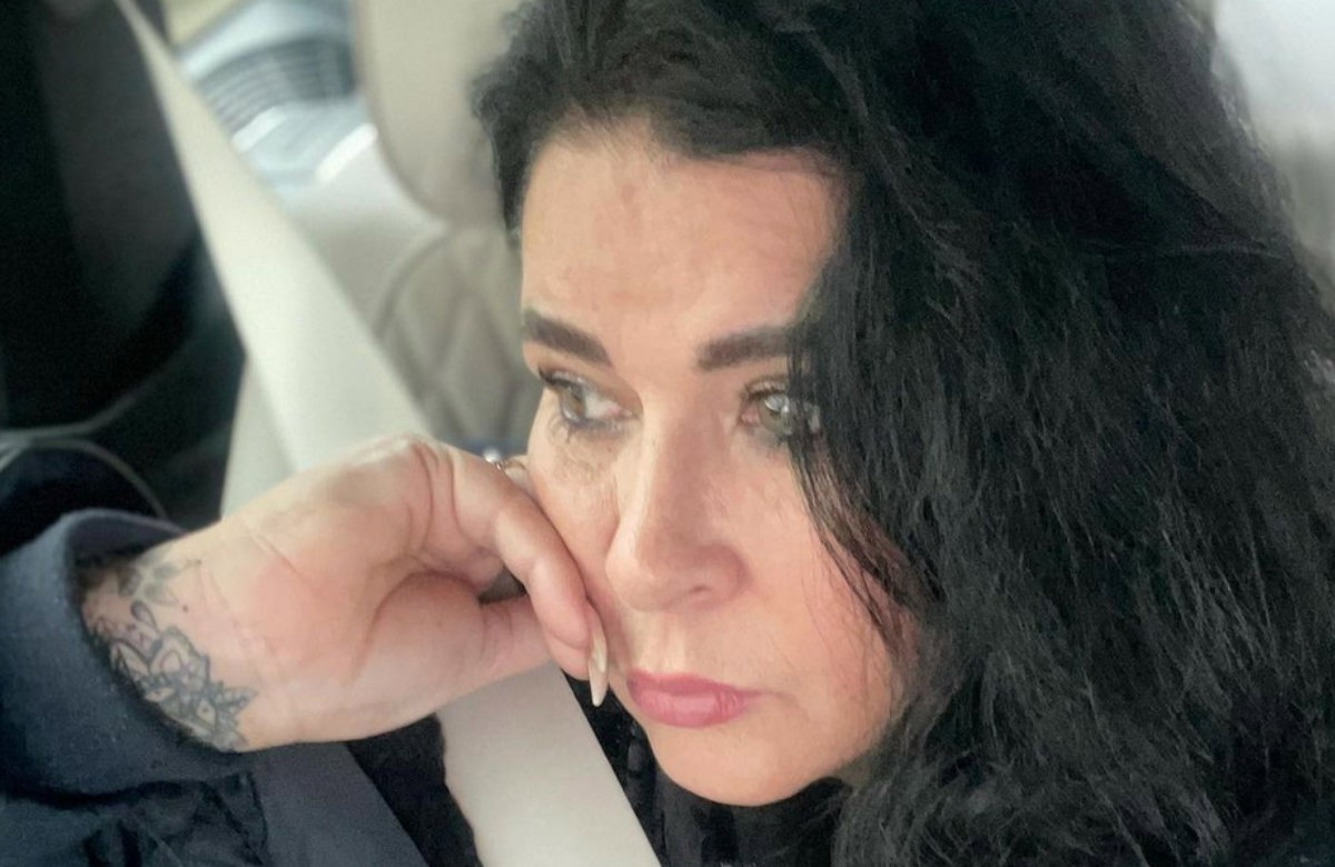 Iris Klein weint im Auto.