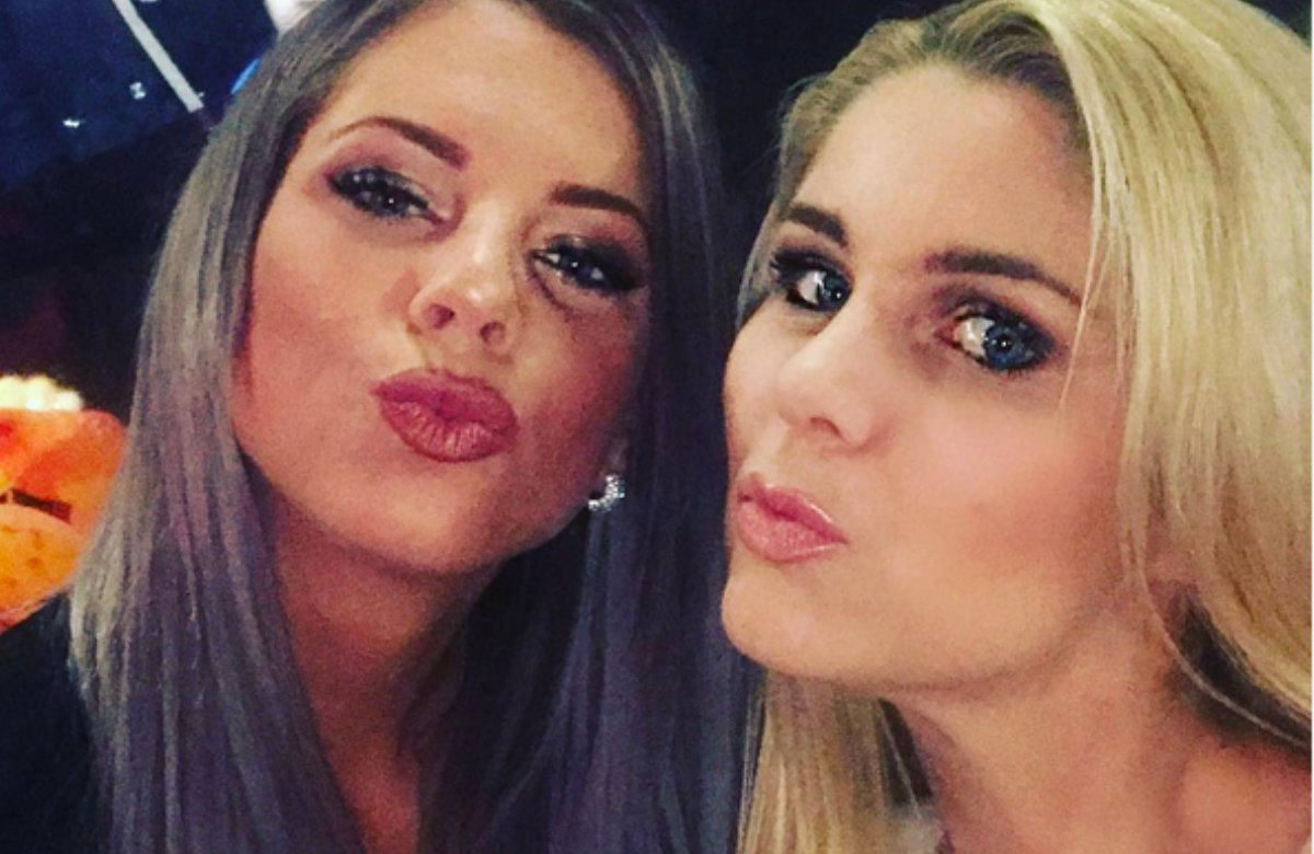 Jenny Frankhauser und Yvonne Woelke machen mit Kussmund ein Selfie