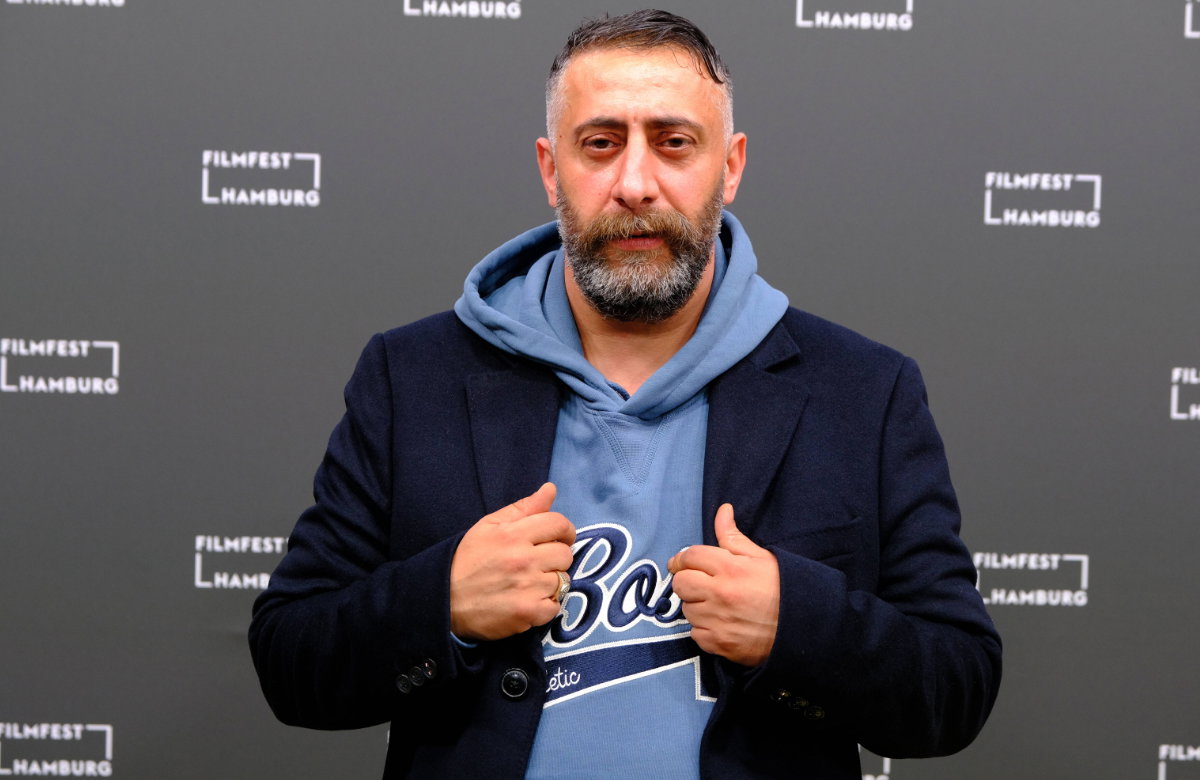 Kida Khodr Ramadan hält seine Jacke fest.