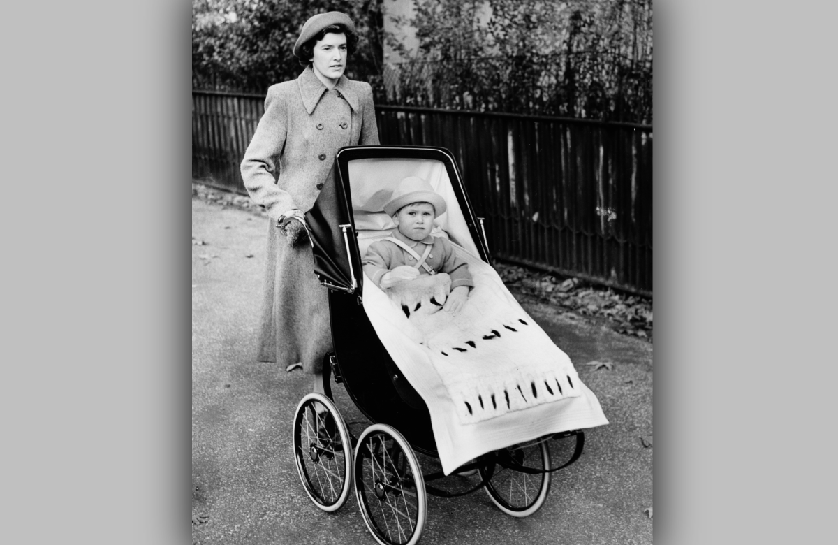 1950: Prinz Charles als Kleinkind an seinem 2. Geburtstag: Seine Nanny schiebt ihn im Kinderwagen durch den Londoner Green Park