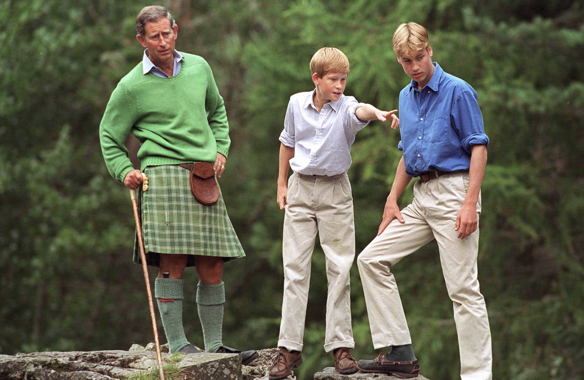 König Charles III., Prinz Harry und Prinz William in den Highlands.