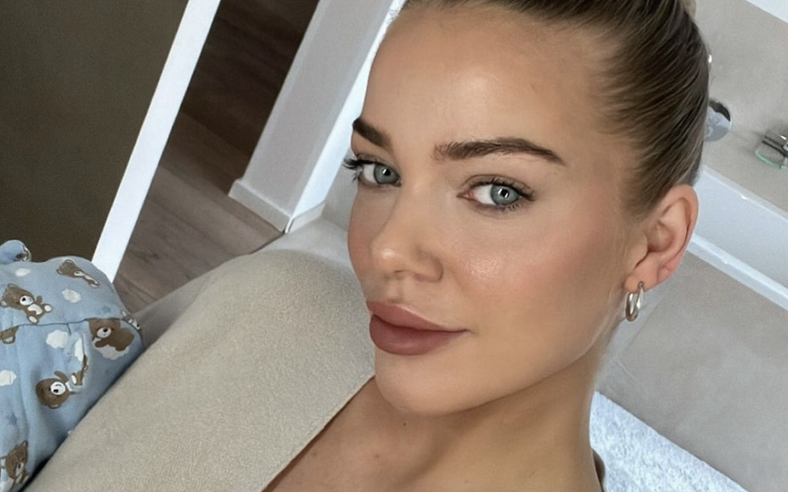 Laura Maria Rypa lächelt leicht