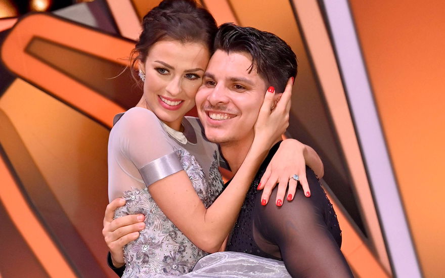 Patricija und Alexandru Ionel posieren strahlend bei Let's Dance