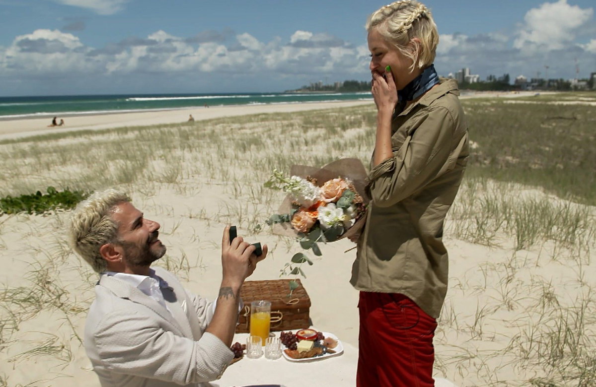 Marc Terenzi macht Verena Kerth am Strand einen Antrag