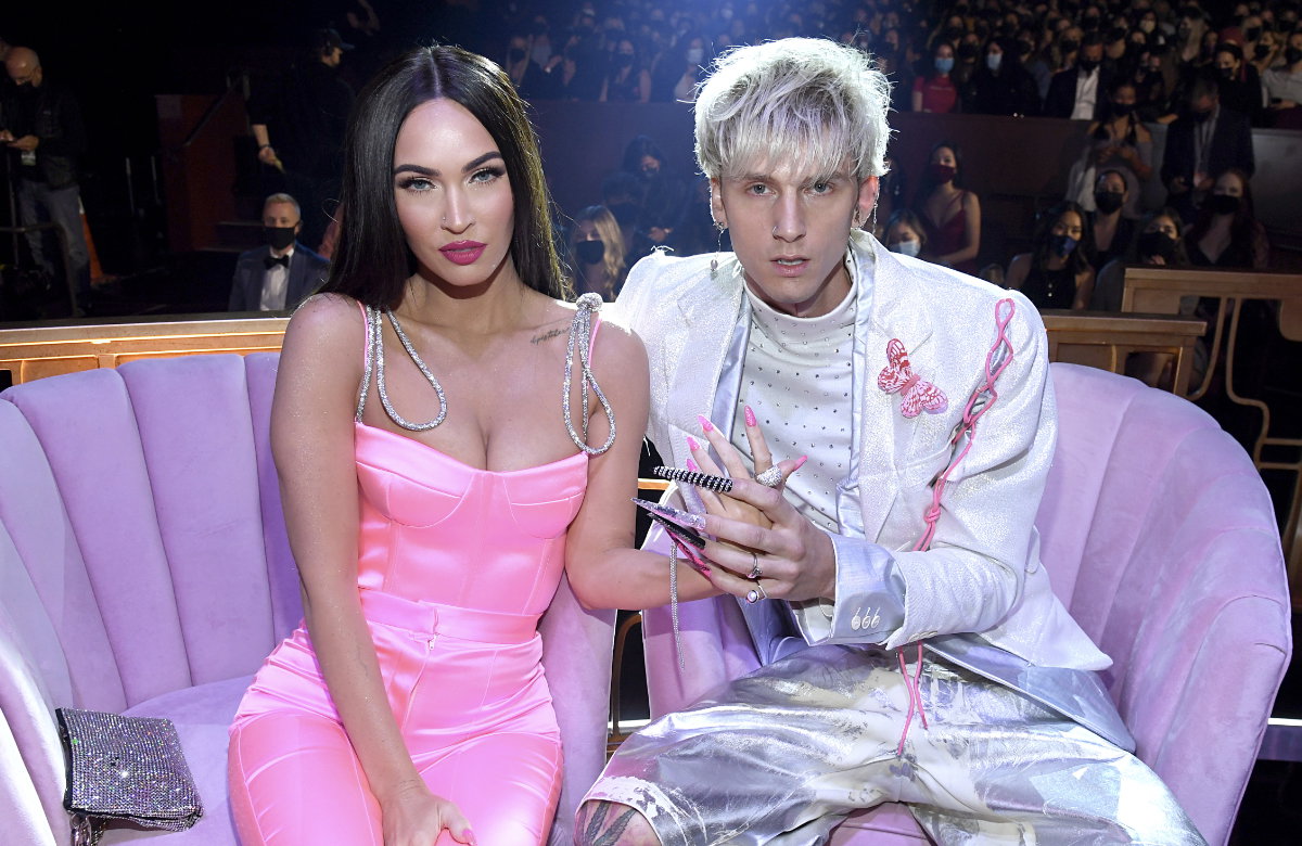 Meghan Fox und Machine Gun Kelly bei einem Event.