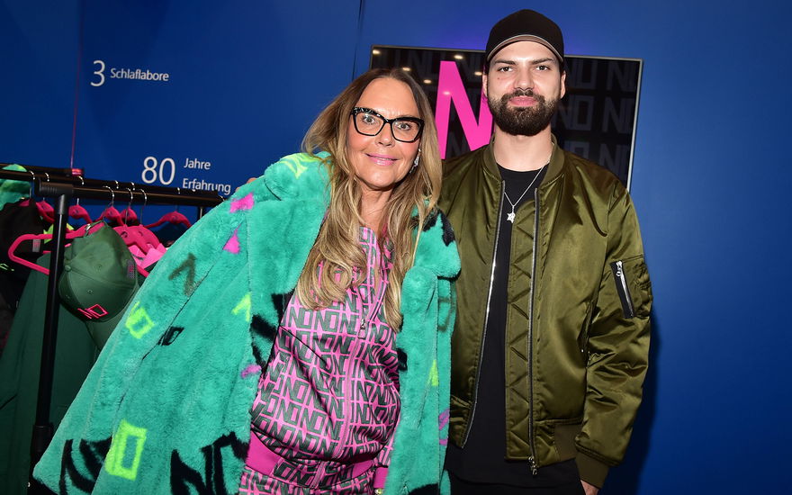 Natascha Ochsenknecht und Jimi Blue Ochsenknecht stehen nebeneinander und gucken ernst