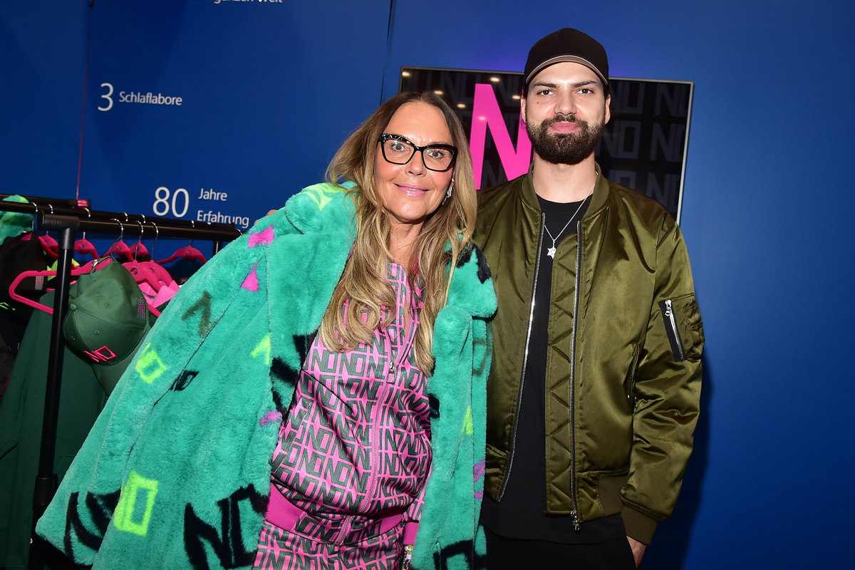 Natascha Ochsenknecht und Jimi Blue Ochsenknecht stehen nebeneinander und gucken ernst