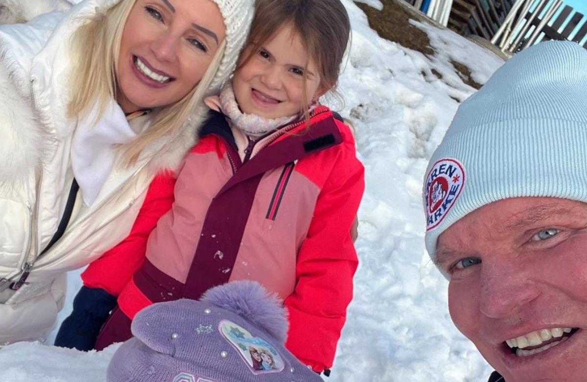 Peggy Jerofke und Steff Jerkel mit ihrer Tochter im Winterurlaub