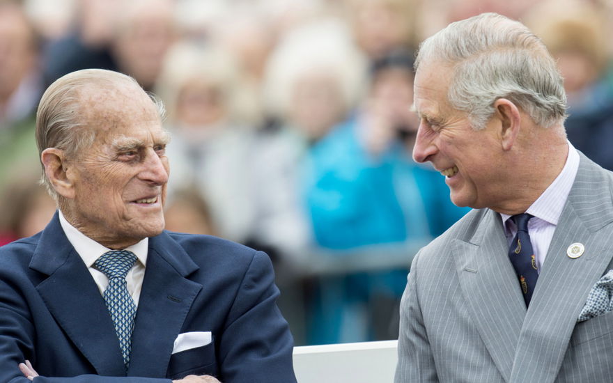 Prinz Philip und König Charles III. lachen sich an