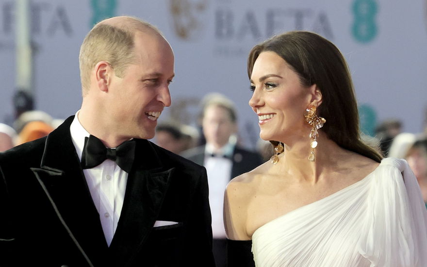 Prinz William und Prinzessin Kate lächeln sich bei den Bafta-Awards an.