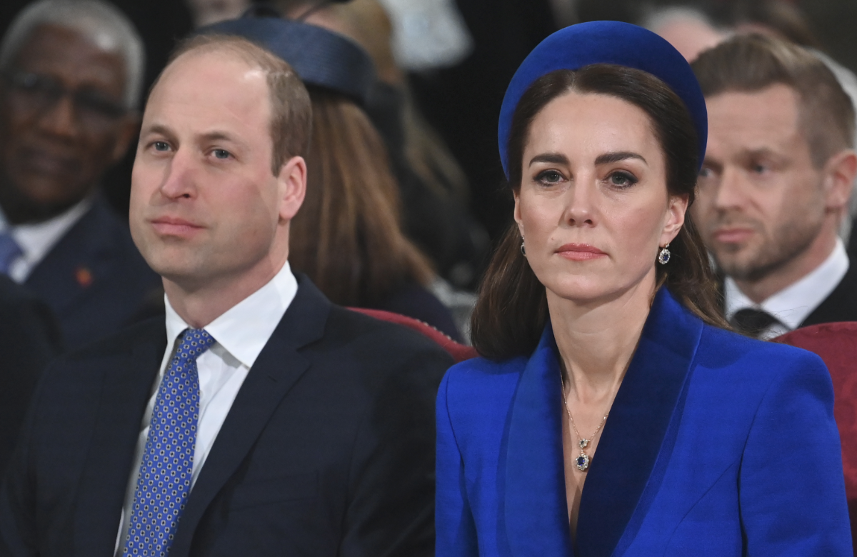 Prinz William und Prinzessin Kate schauen ernst