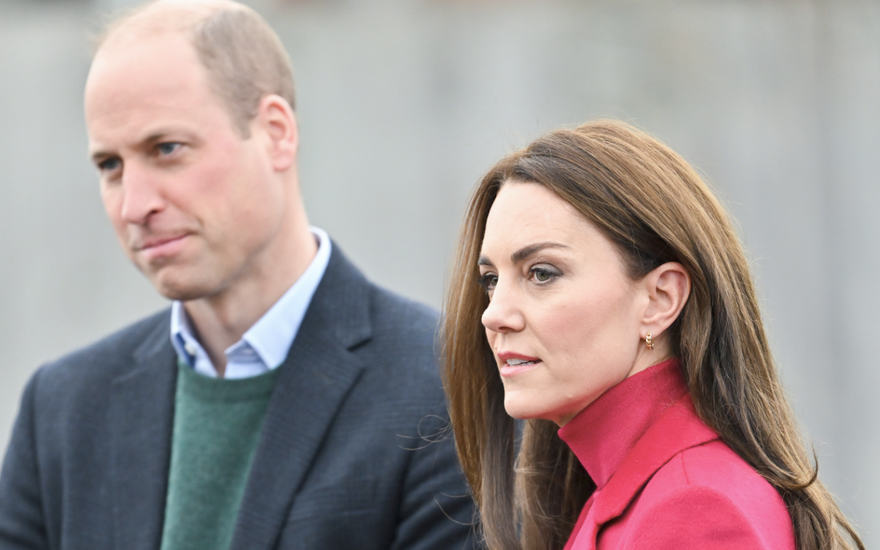 Prinz William und Prinzessin Kate schauen ernst