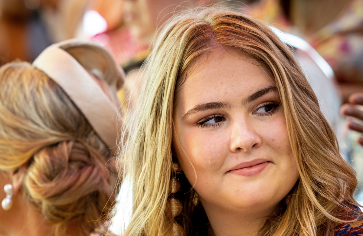 Prinzessin Amalia lächelt bei einer Veranstaltung.