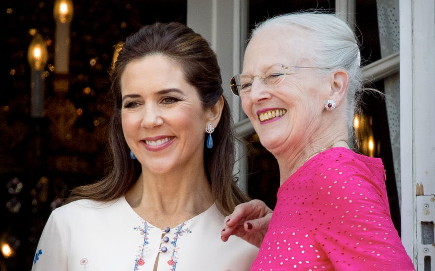 Prinzessin Mary und Königin Margrethe lachen zusammen.