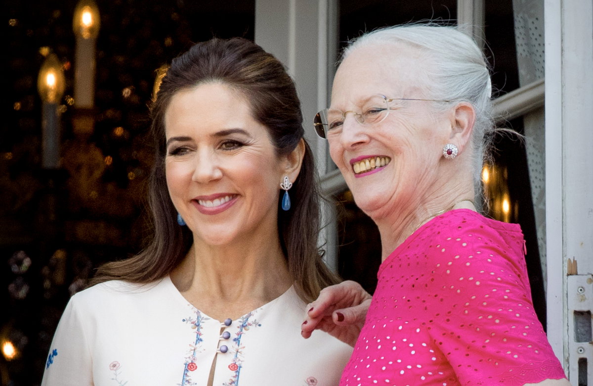 Prinzessin Mary und Königin Margrethe lachen zusammen.