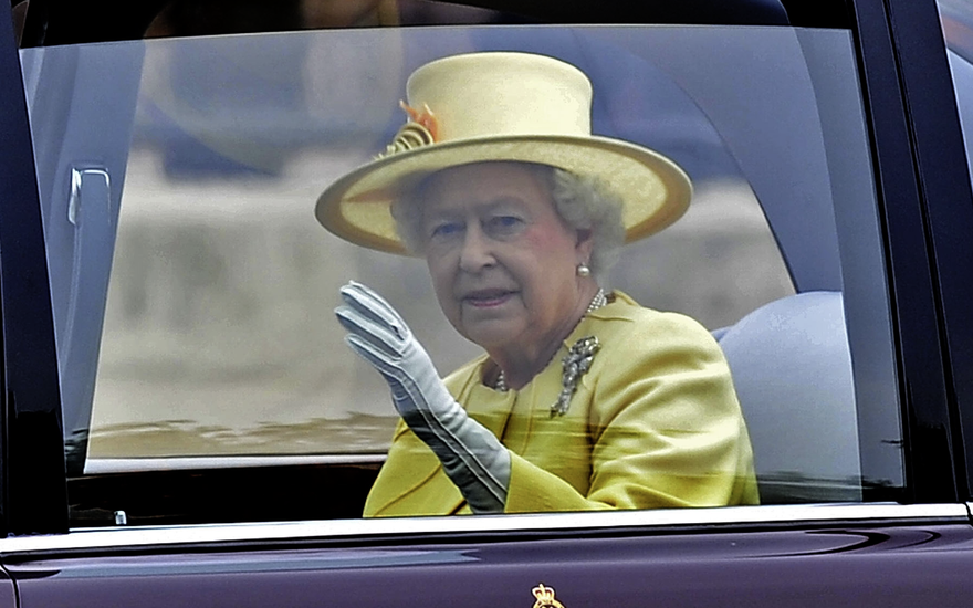 Queen Elitzabeth II. bei Kates und Williams Hochzeit mit löchrigem Handschuh