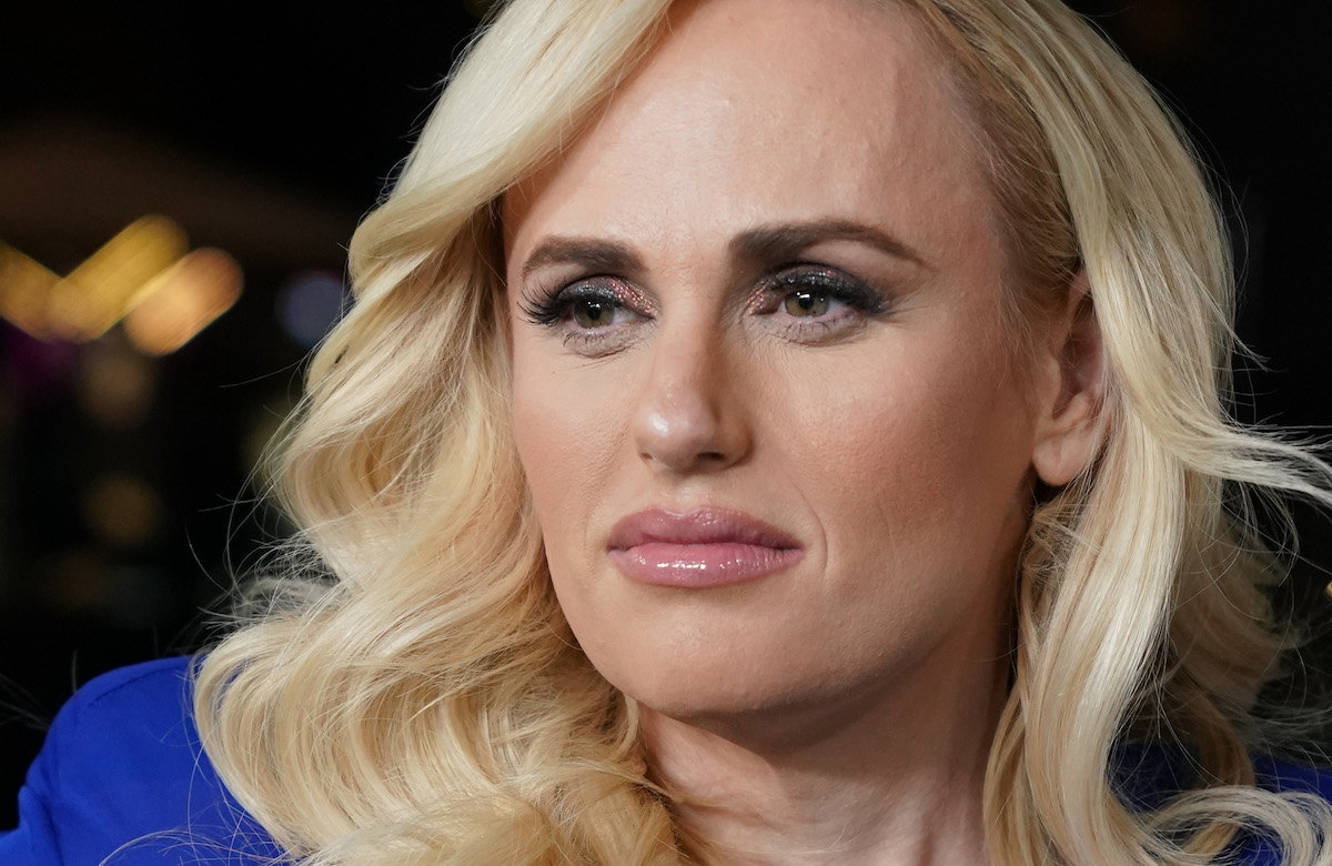 Rebel Wilson guckst ernst