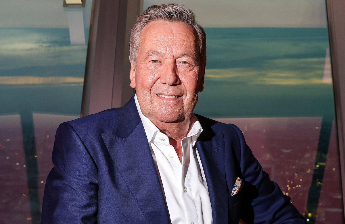 Roland Kaiser im Anzug auf Berliner Fernsehturm