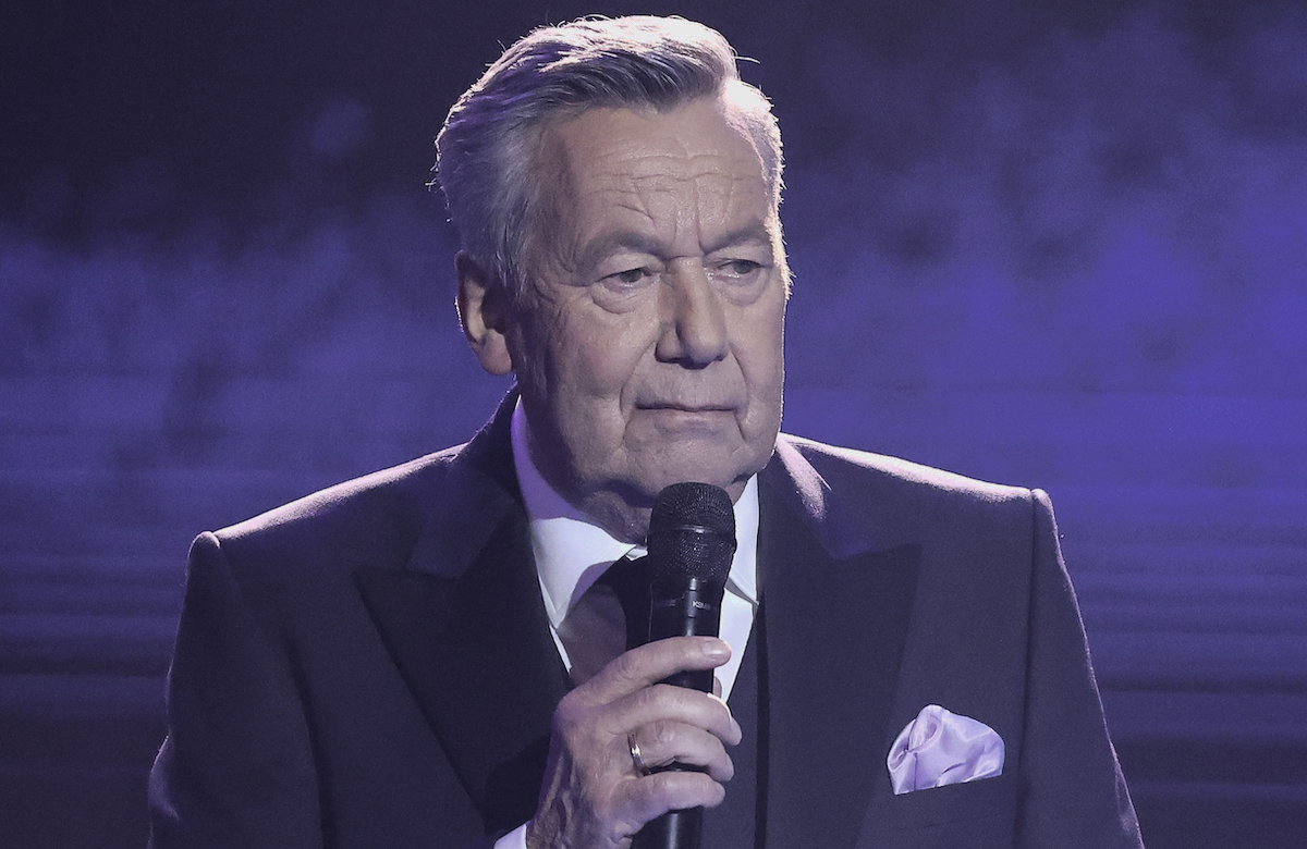 Roland Kaiser guckt bedrückt zu Boden