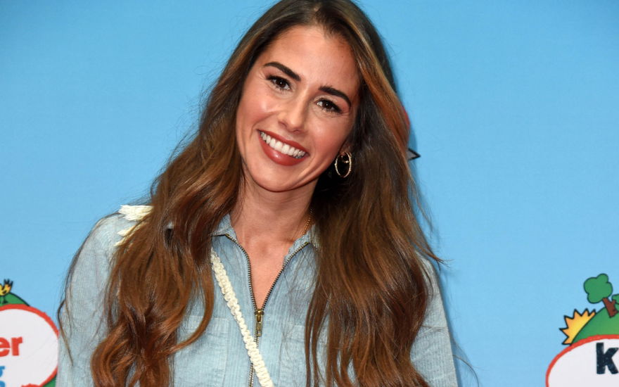 Sarah Engels neigt Kopf zur Seite