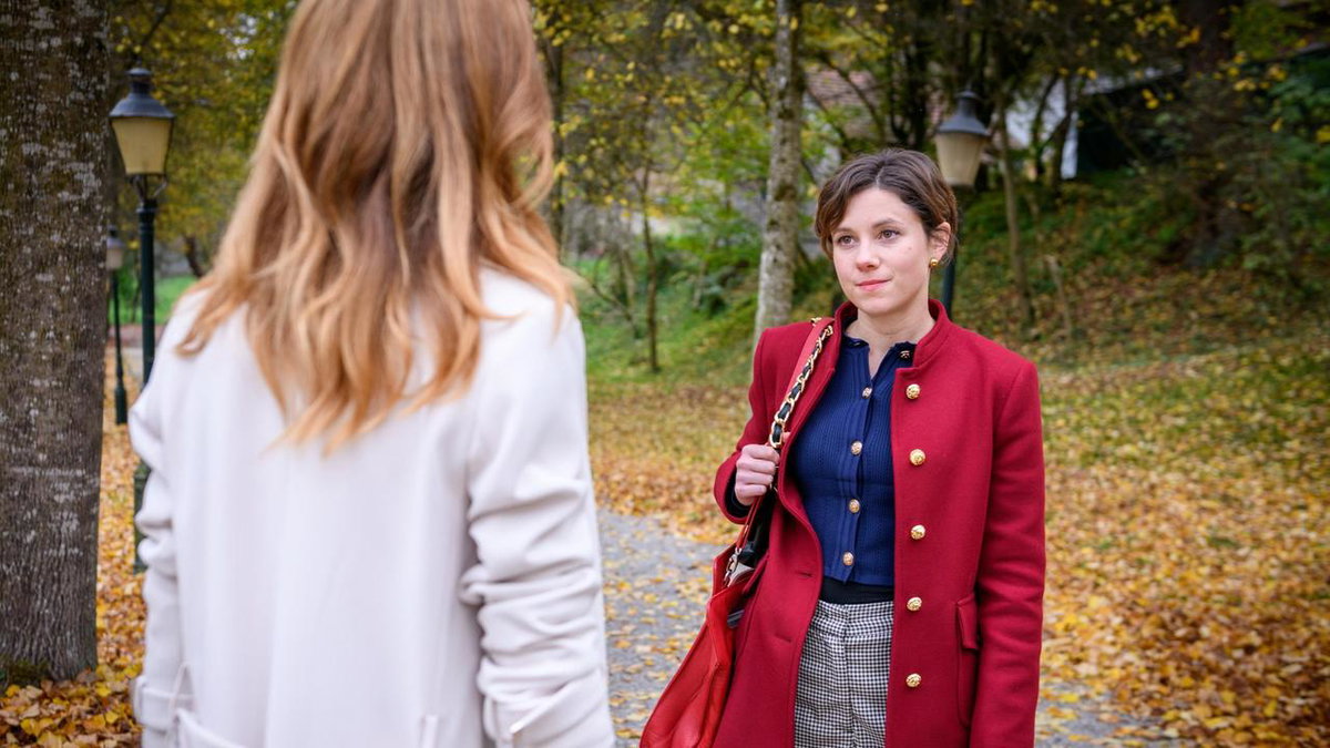 Sturm der Liebe Eleni guckt ernst zu Alexandra die mit dem Rücken zur Kamera steht