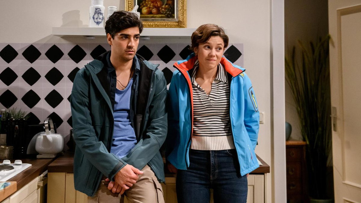 Sturm der Liebe Leander und Eleni stehen in der Küche und gucken ernst