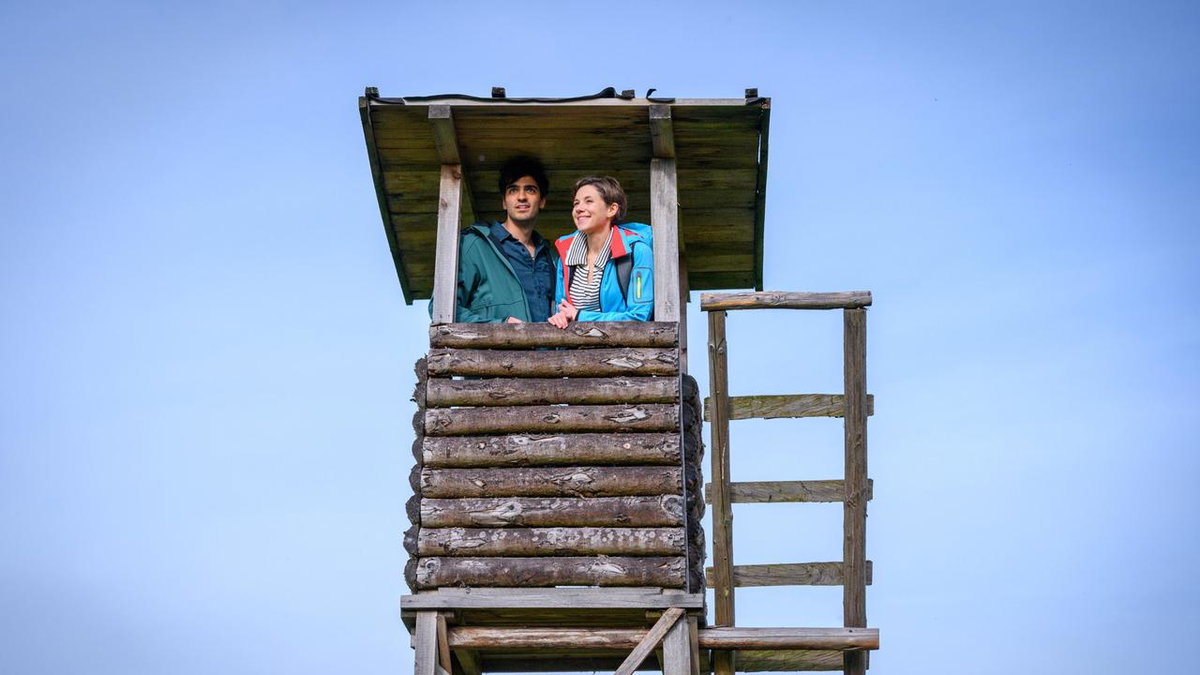 Sturm der Liebe Leander und Eleni stehen auf einem Hochsitz