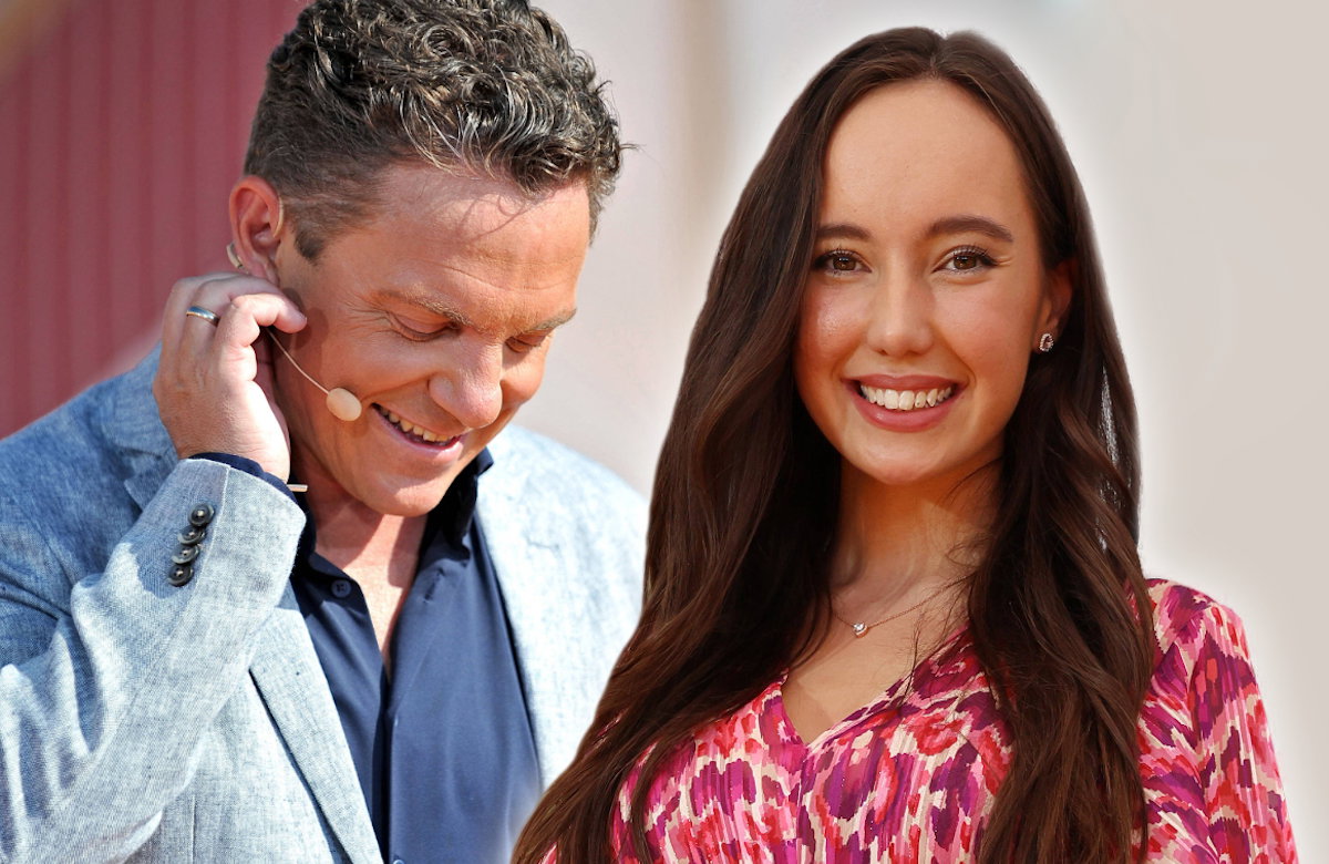 Stefan Mross lächelt und guckt nach unten und Vanessa Dollinger lächelt in die Kamera