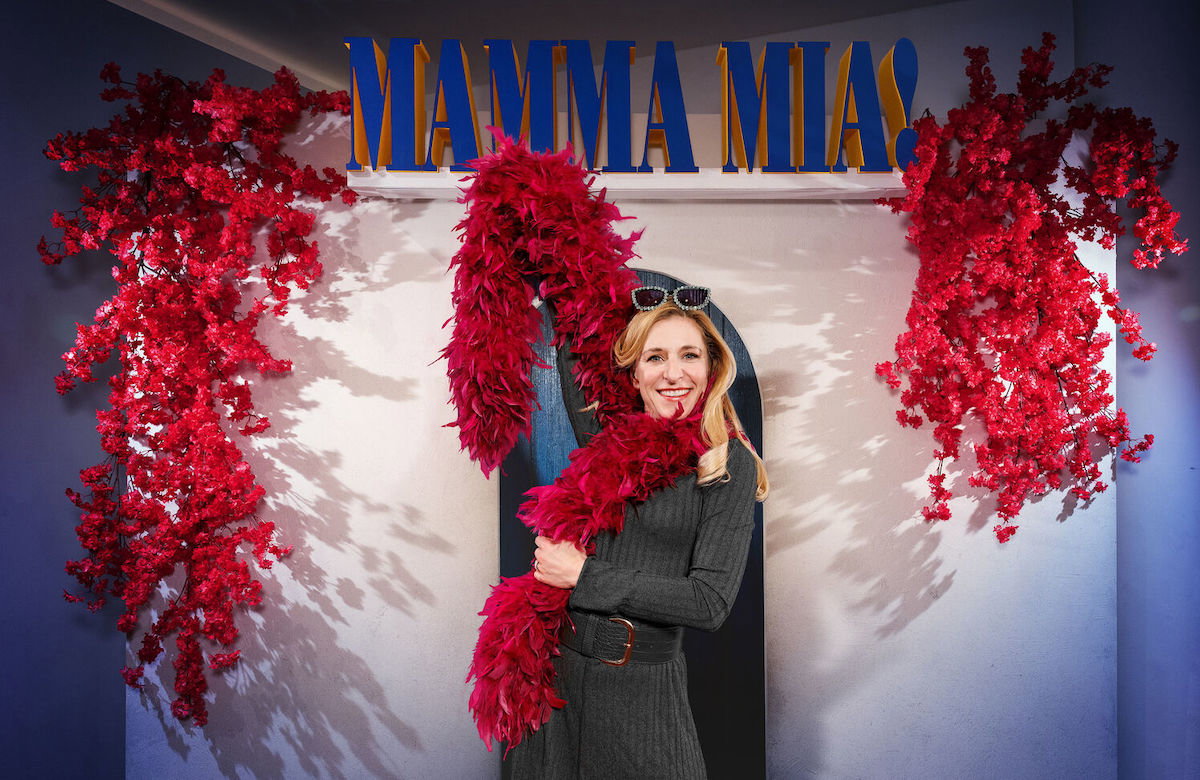 Stefanie Hertel bei Mamma Mia - Das Musical in Hamburg vor Fotowand