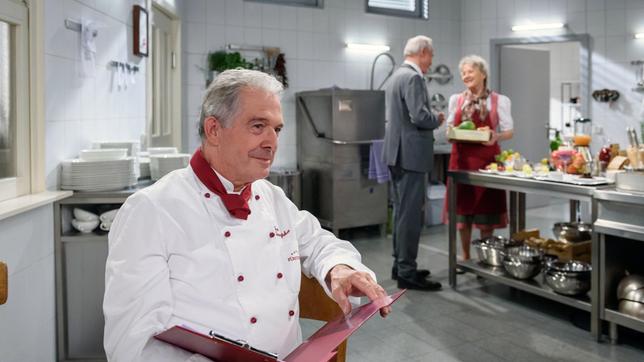 Sturm der Liebe André Konopka sitzt in der Küche mit einer Speisekarte in der Hand