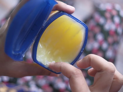 Vaseline: DAS sind die 5 besten Beauty-Vorteile der Fettsalbe