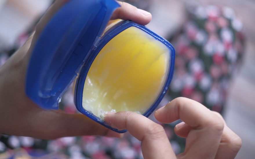 Frau mit Vaseline-Tube