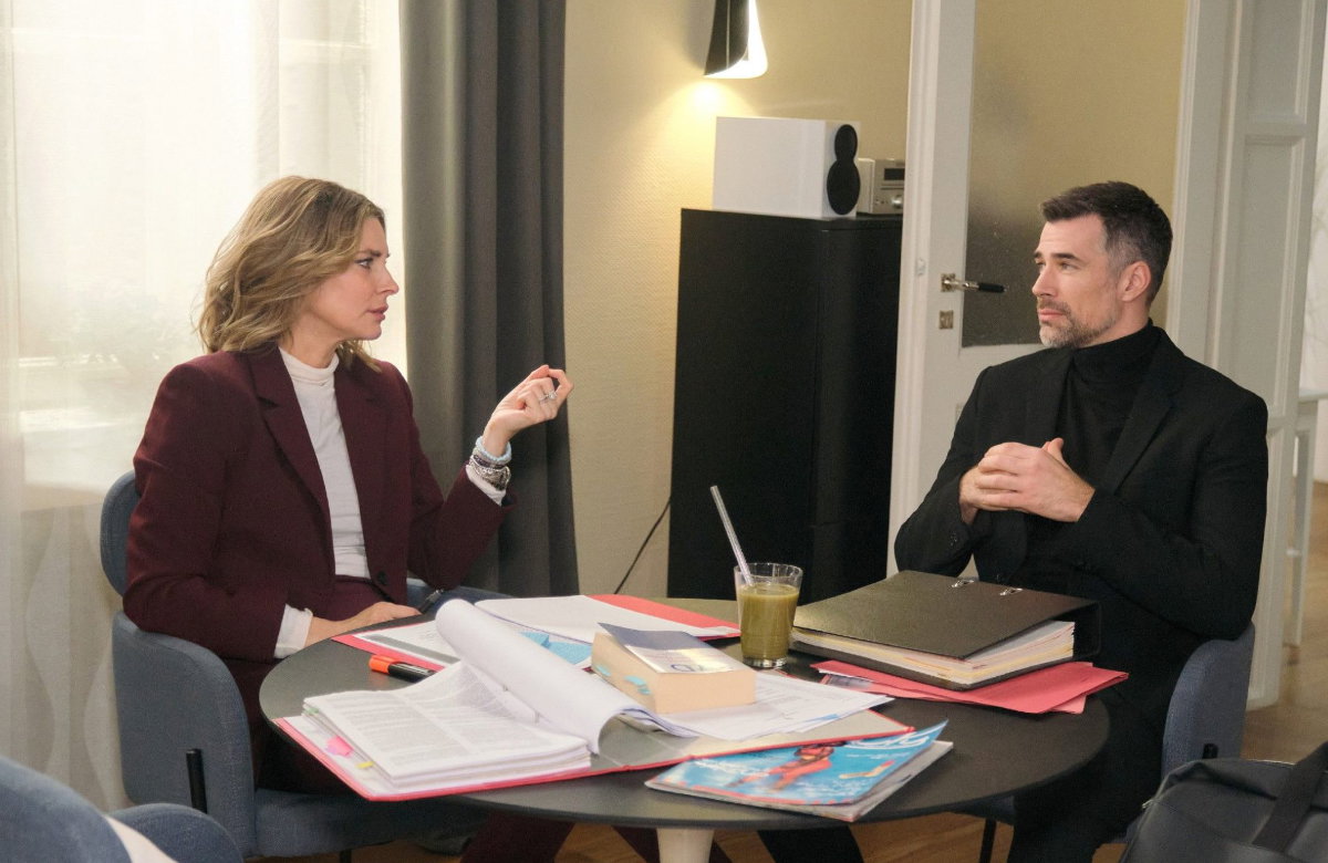 "Unter uns": Eva und Dominic sitzen am Tisch