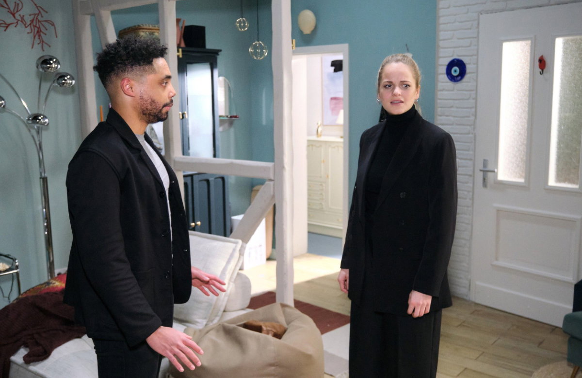 "unter uns": Theo und Cilly in der Wohnung, Cilly ist genervt
