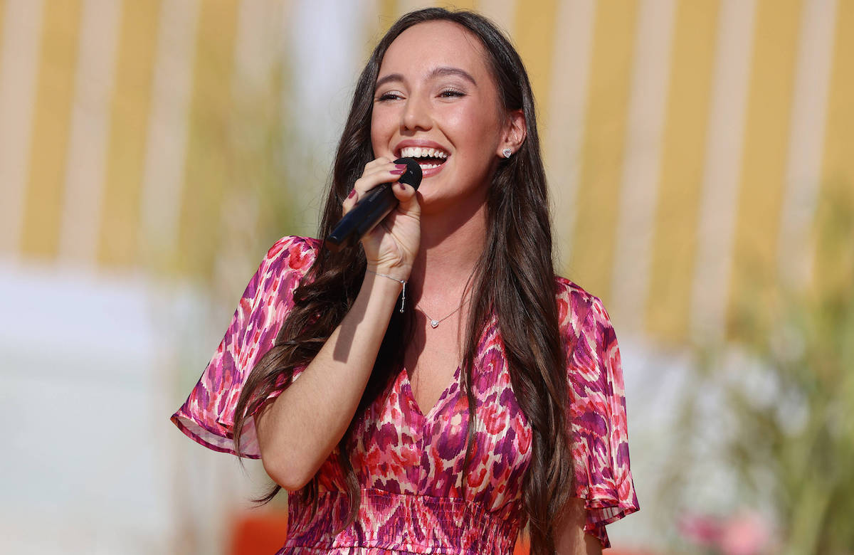 Vanessa Dollinger singt bei "immer wieder sonntags" im pinken Kleid