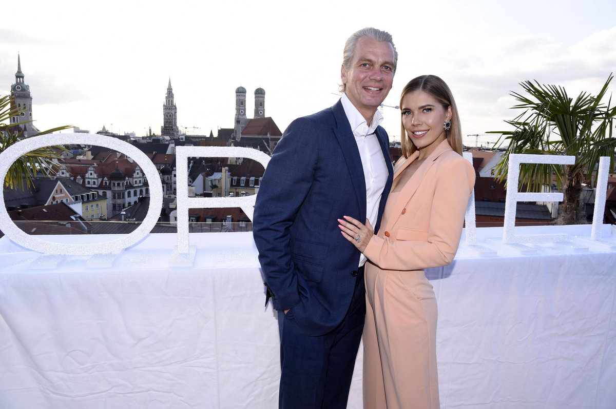 Victoria Swarovski und Werner Mürz Arm in Arm auf einer Dachterrasse