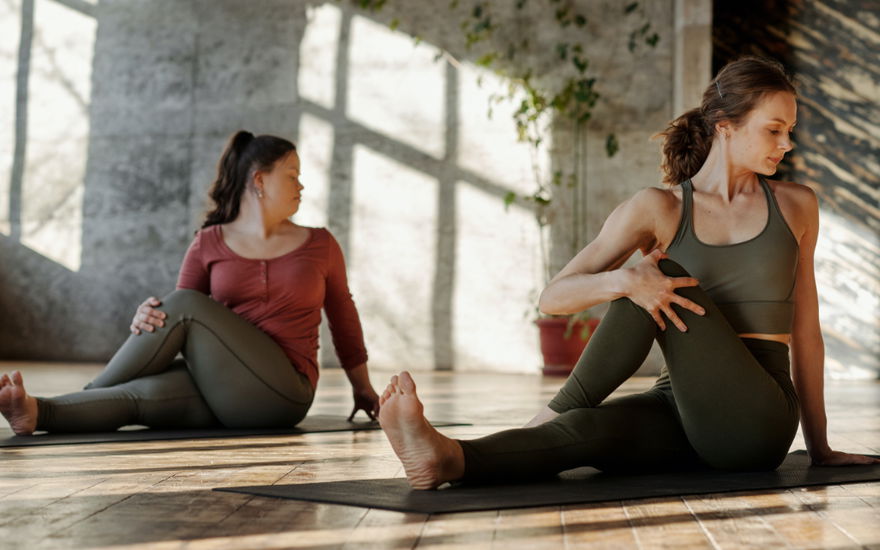 Zwei Frauen machen Yoga