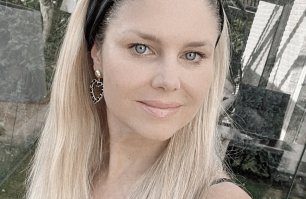 Yvonne Woelke macht ein lächelndes Selfie