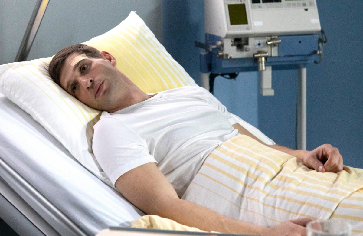 Deniz liegt bei "Alles was zählt" im Krankenhausbett und guckt traurig