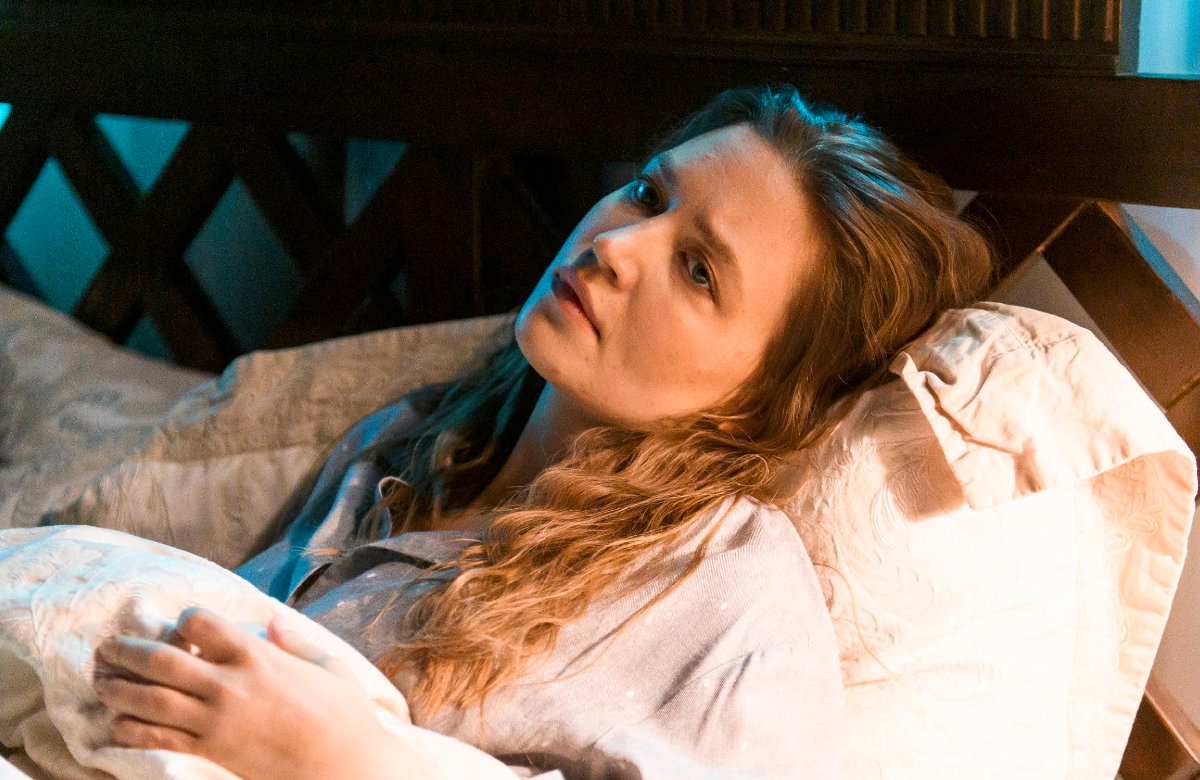 Nathalie liegt bei "Alles was zählt" im Bett und guckt traurig