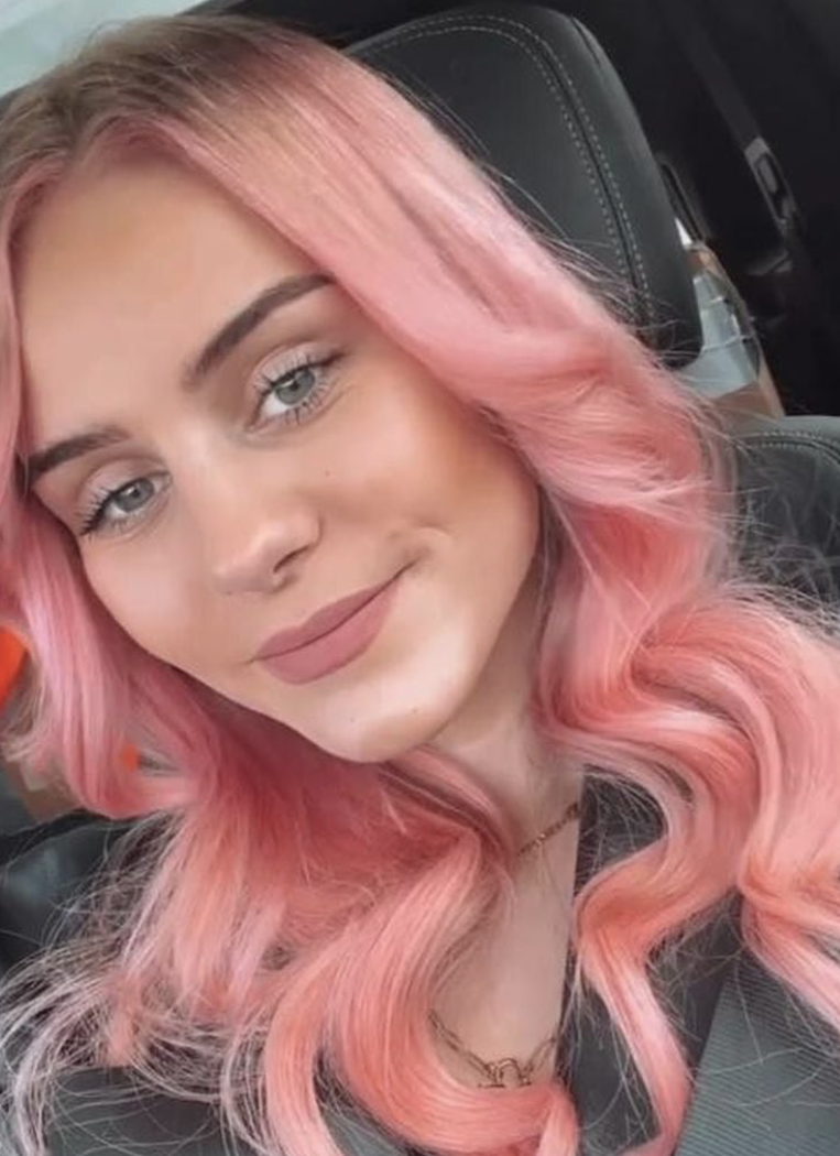 Estefania Wollny mit pinken Haaren macht ein Selfie im Auto