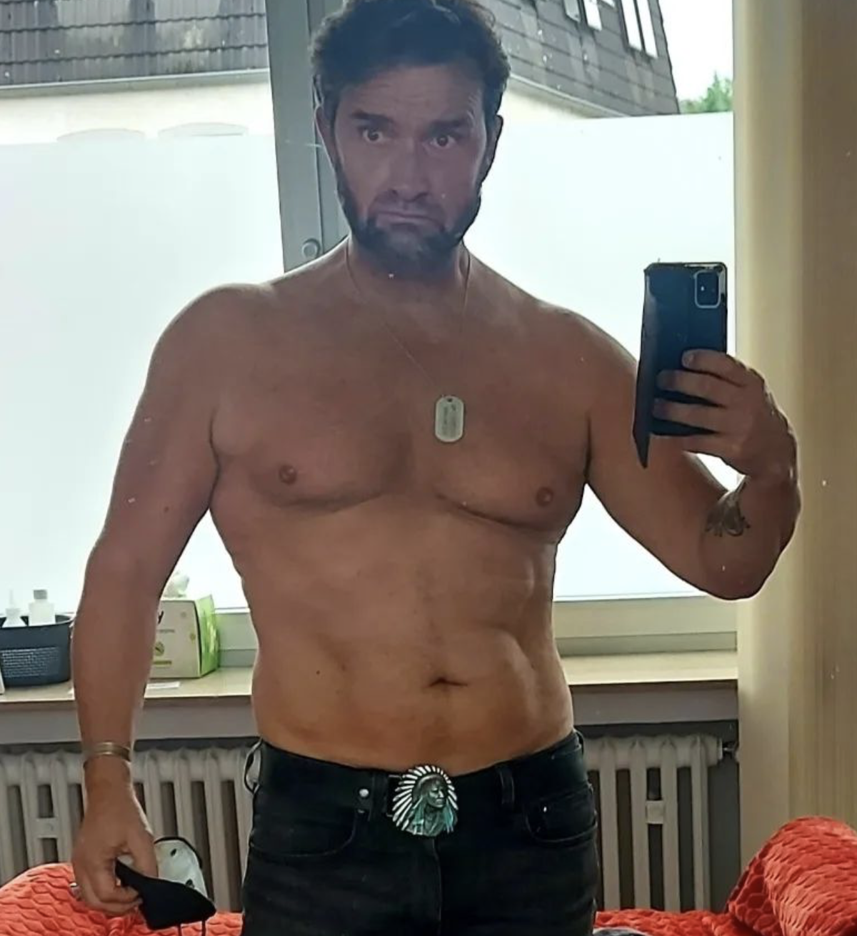 Jan Schick oberkörperfrei vor dem Spiegel macht ein Selfie