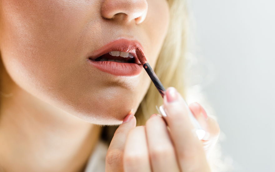 Frau mit Lipgloss